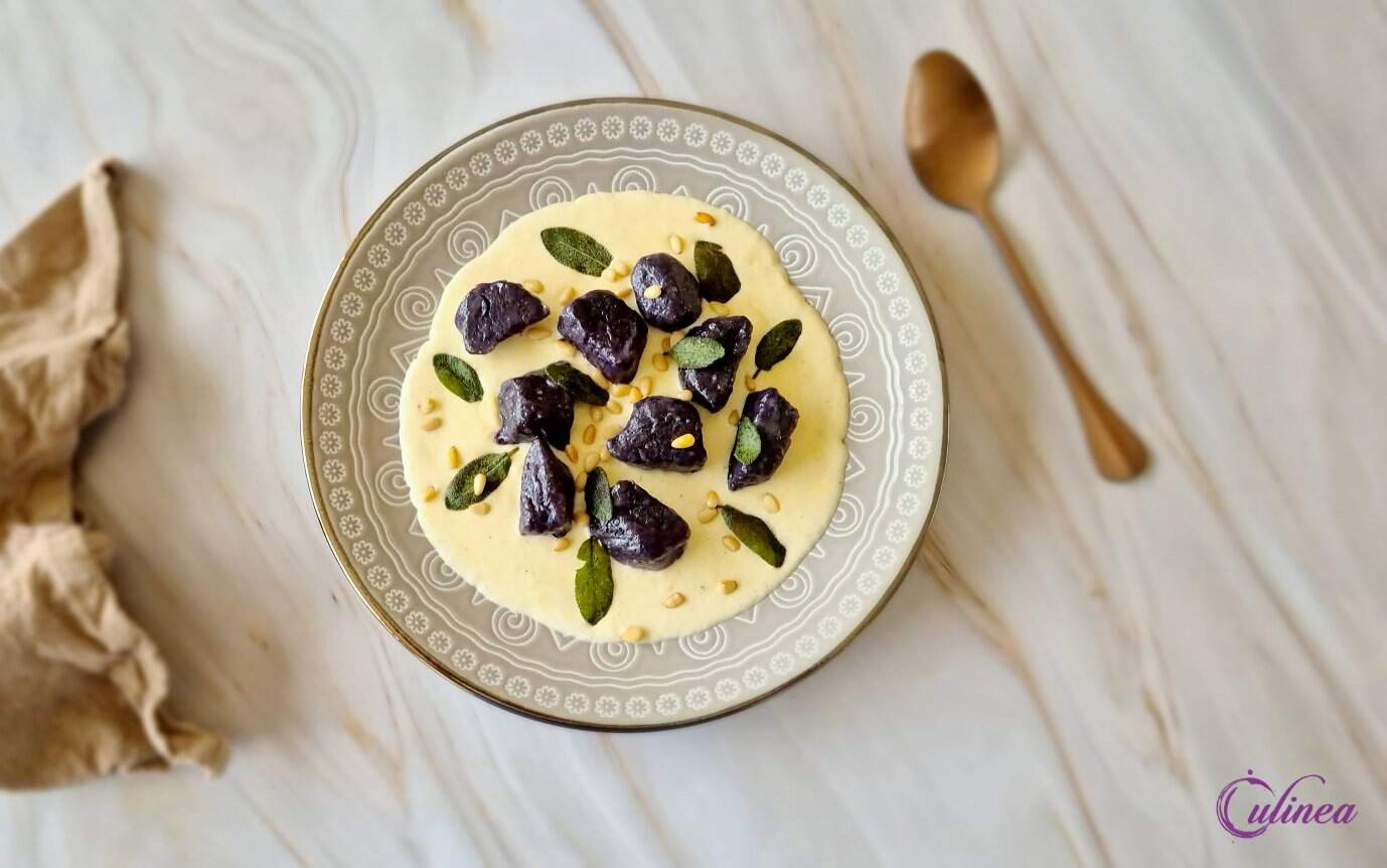 Paarse zoete aardappel gnocchi