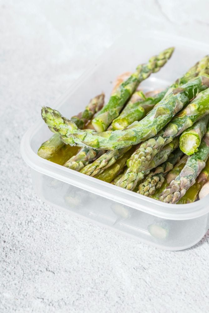 asperges in een bakje
