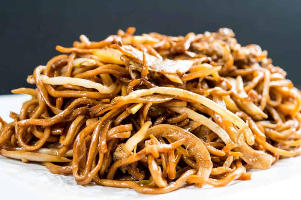 babi pangang krokant op een bord