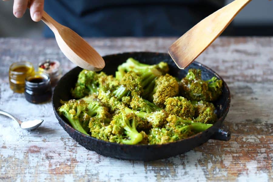 geroerbakte broccoli op een bord