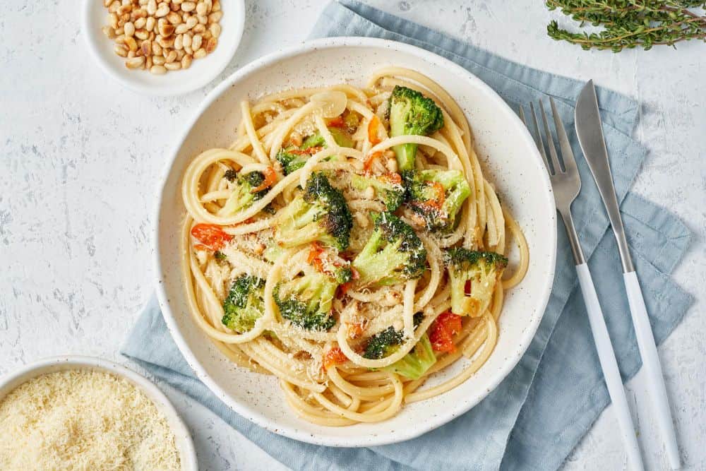 bucatini pasta op een bord