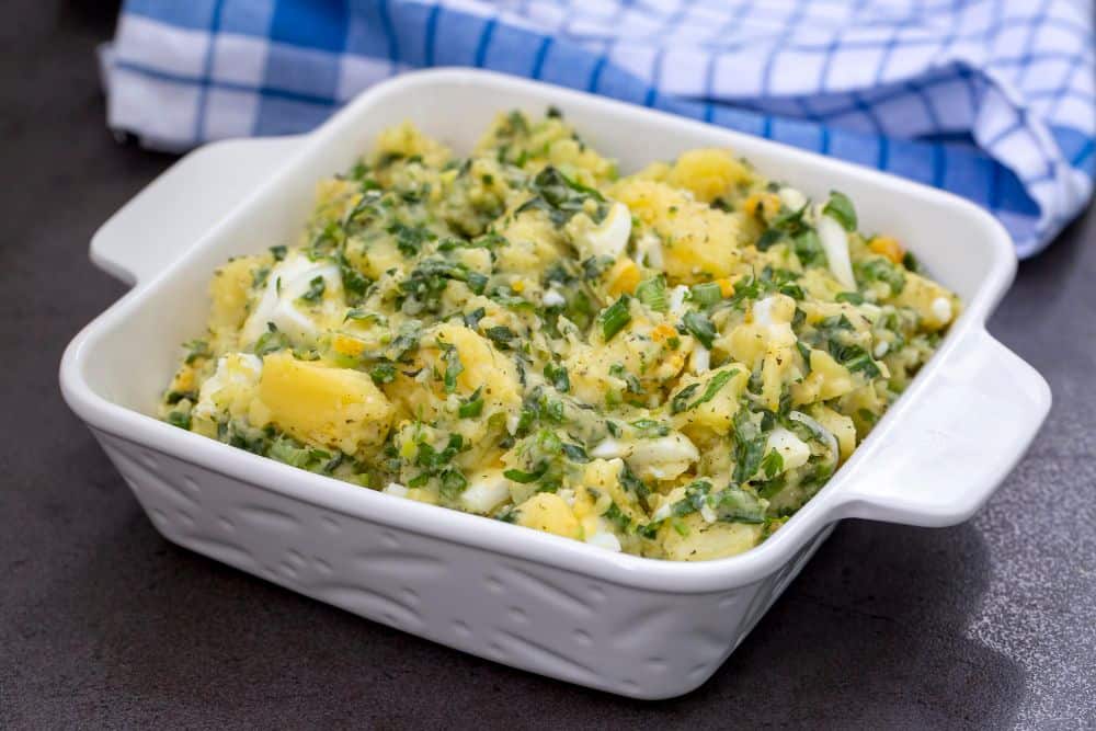 boerenkool en aardappelen in een schotel