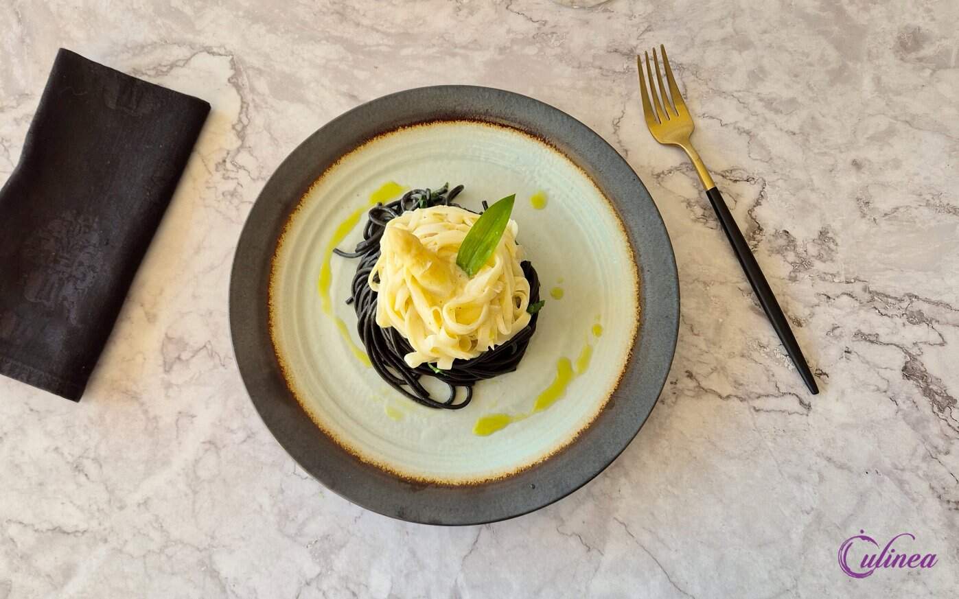 Zwarte pasta met witte asperges