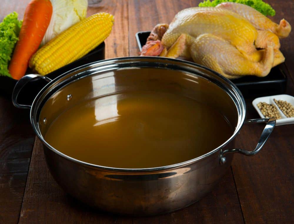 kippen bouillon in een pan