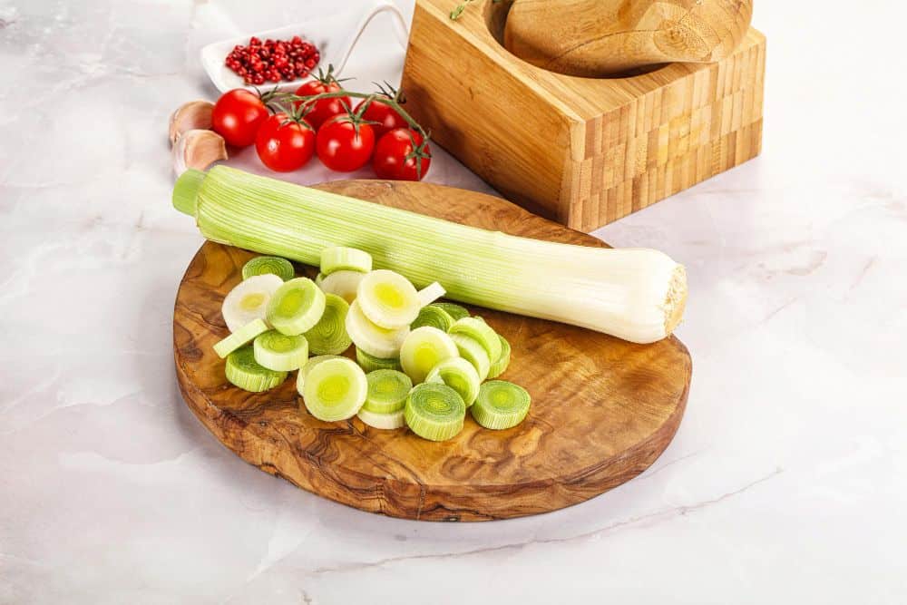 prei op een snijbord gesneden