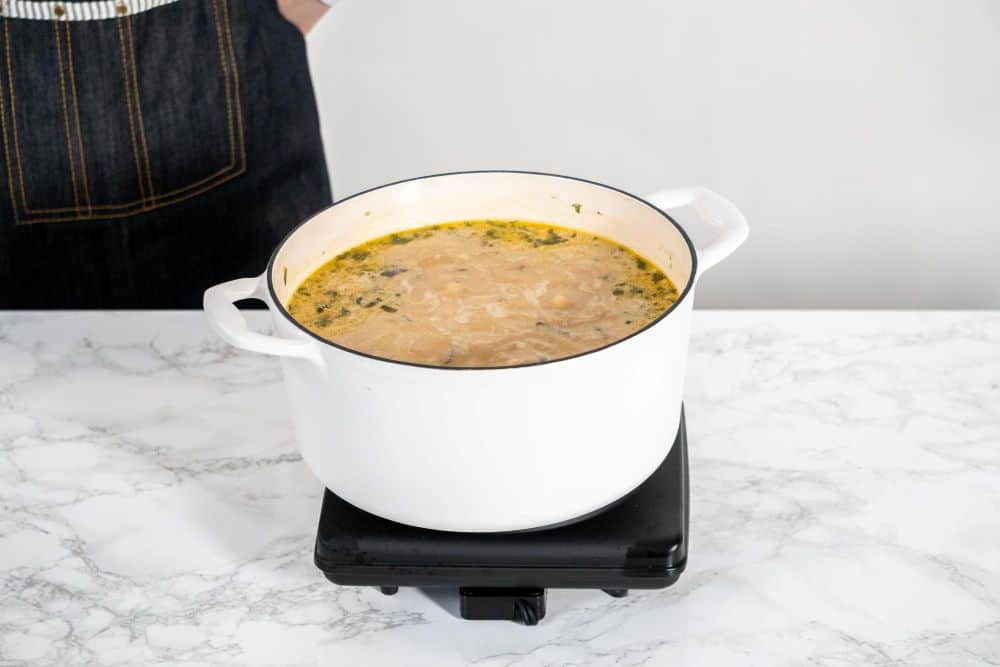 een kom soep die op het vuur staaat