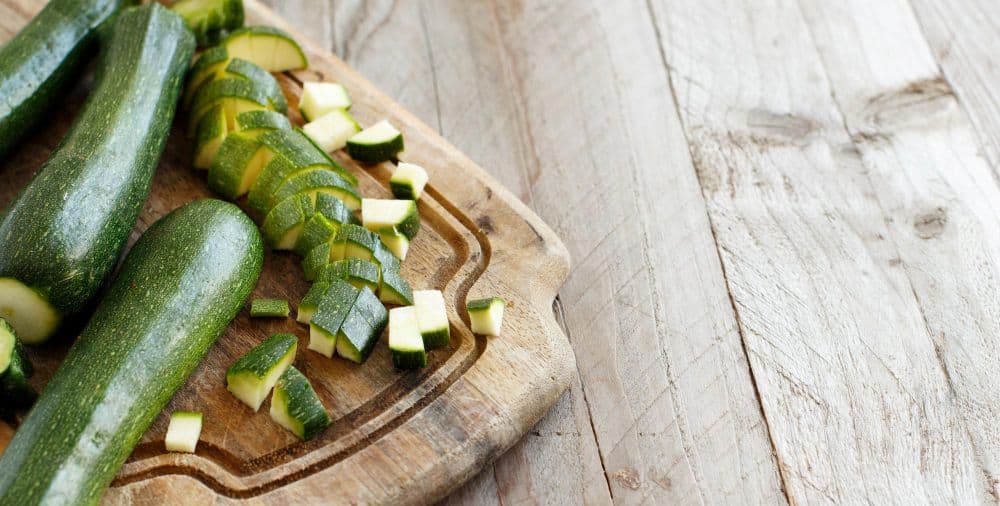 courgette gesneden op een snijplank
