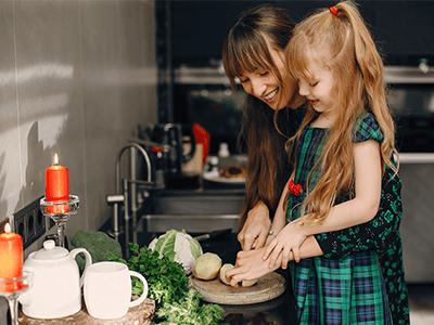 moeder en dochter die aan het kkoken zijn