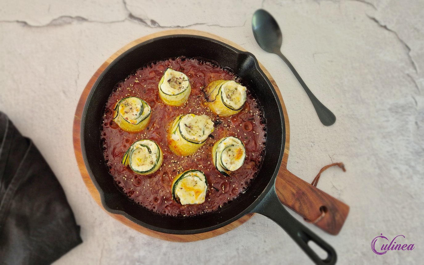 Courgetterolletjes in Gochujang Tomatensaus