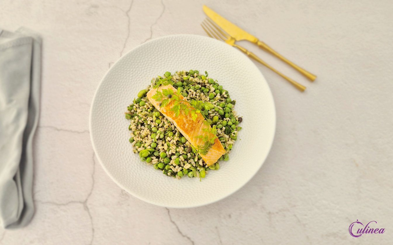 Gebakken zalm met erwten en haverrijst