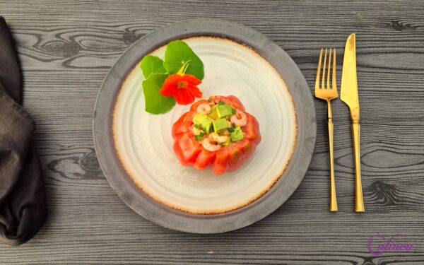 Coeur de Boeuf gevuld met garnalen-avocado cocktail