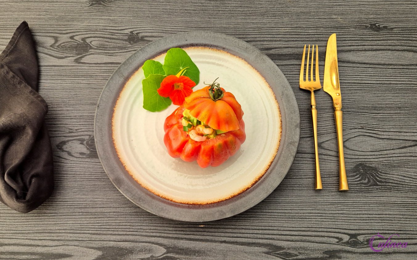 Coeur de Boeuf gevuld met garnalen-avocado cocktail