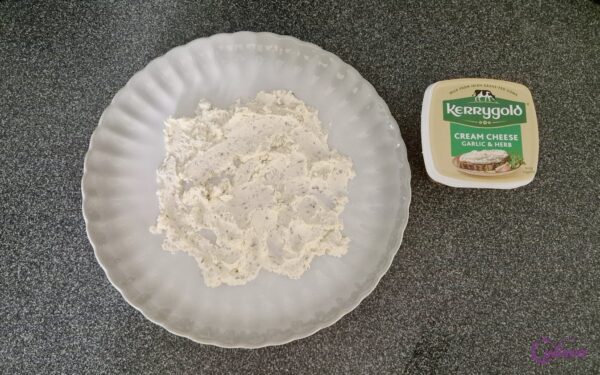 Salade van bieten, vijgen en granaatappel met roomkaas en hot honey