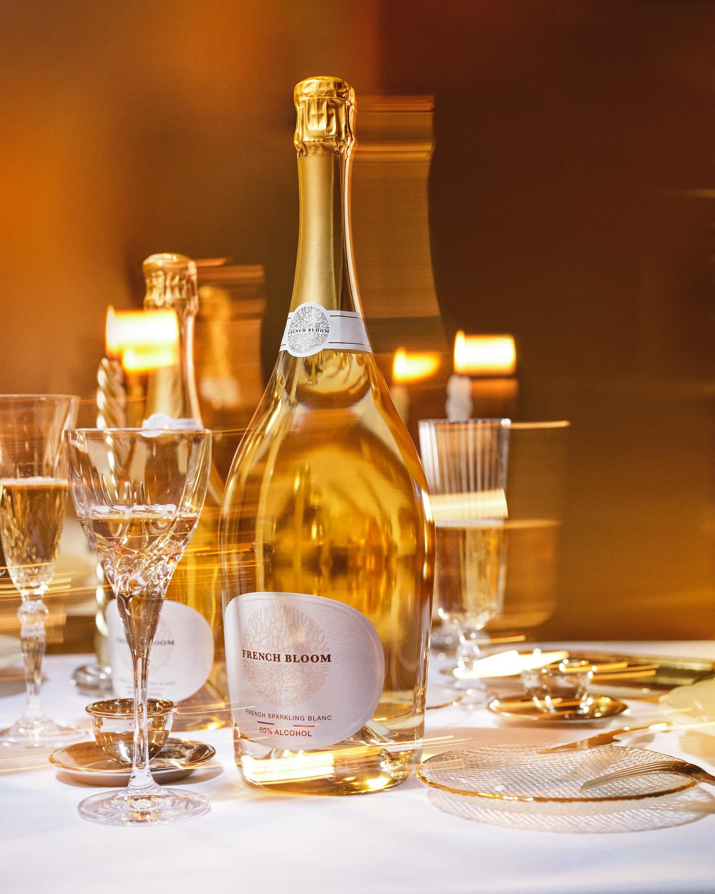 een champagne fles met champagne glazen