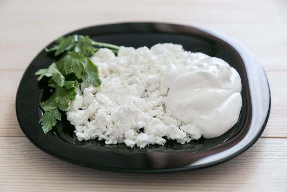 Cottage cheese op een bord
