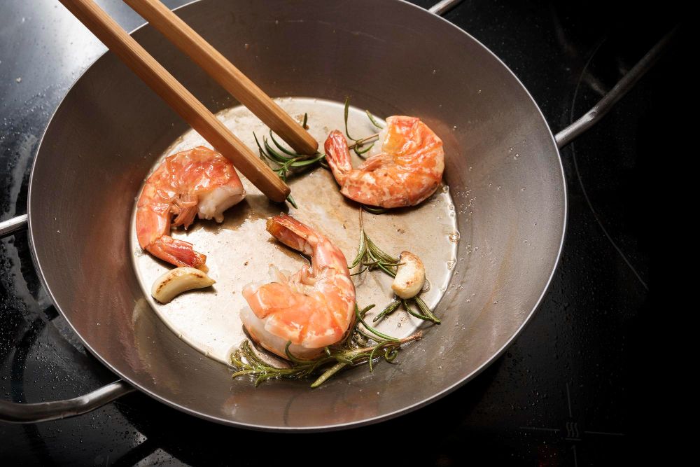 garnalen wokken in een wokpan