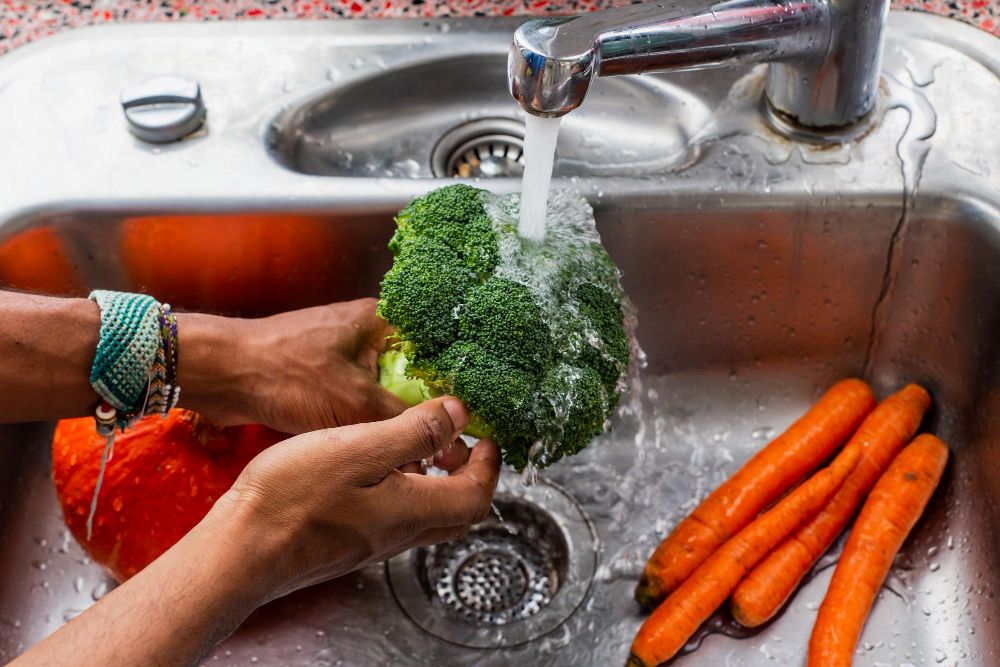 broccoli die gewassen wordt onder de kraan