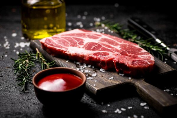 Een stuk premium vlees op een snijplank