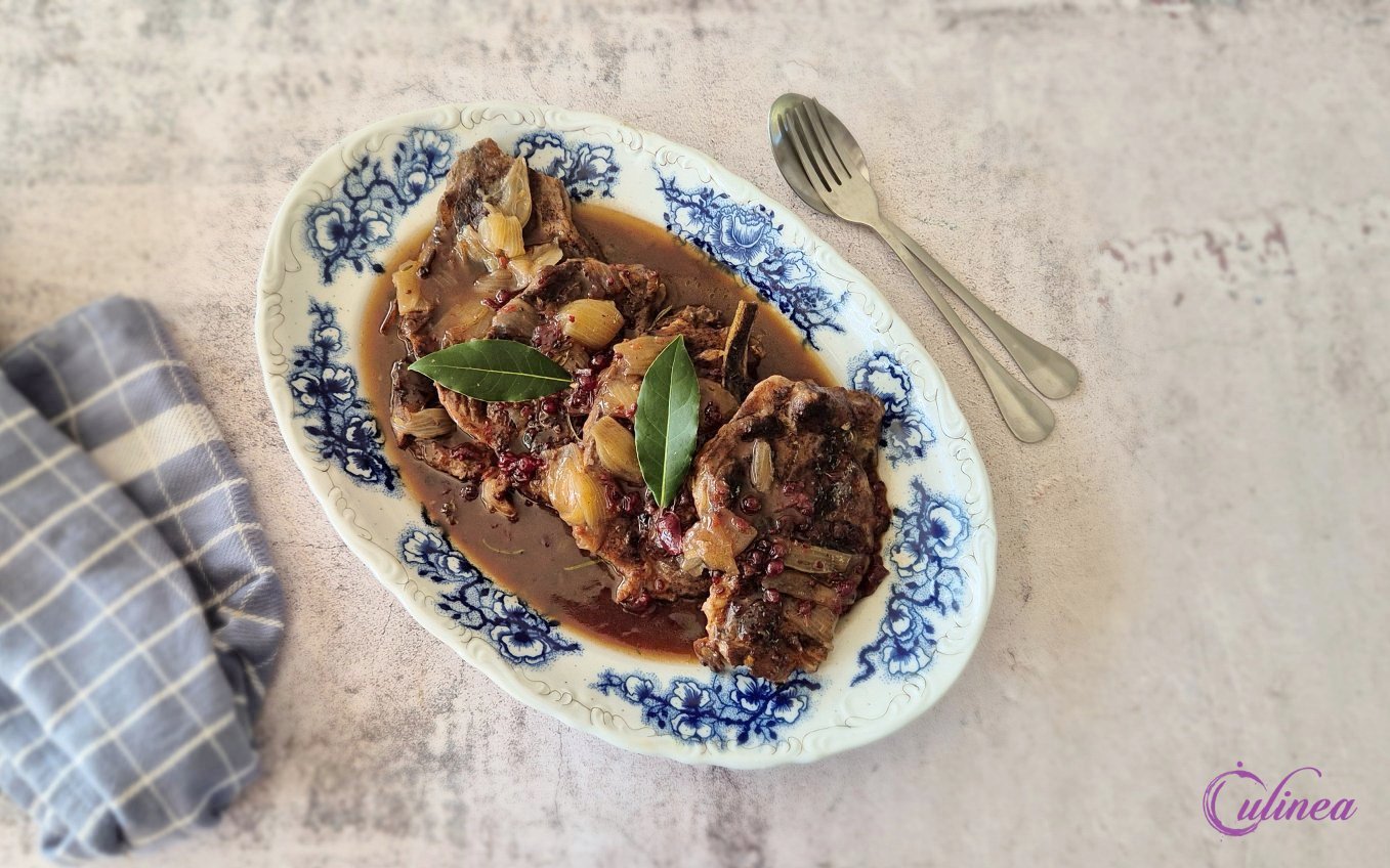 Gestoofde varkenskoteletten met bosbessensaus