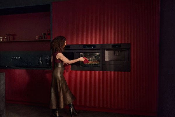 een vrouw die iets uit de oven haalt